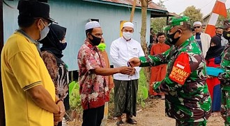 Selesai Direhab, Danramil 1006-10/Kertak Hanyar Serahkan Kunci Rumah Warga Program Bakti TNI