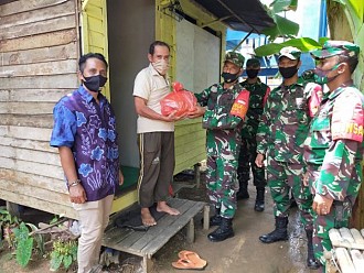 Koramil Karang Intan Bagikan Paket Sembako untuk Warga Terdampak Covid-19