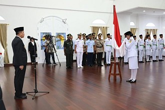 Pj Gubernur Agus Fatoni Resmi Kukuhkan 32 Anggota Paskibraka Papua Tahun 2025
