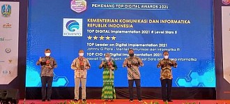Menkominfo Terima Penghargaan TOP Leader on Digital Implementation 2021