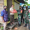Koramil Karang Intan Bagikan Paket Sembako untuk Warga Terdampak Covid-19