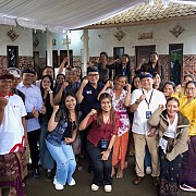 Wamen BUMN Kartika Wirjoatmodjo Kunjungi Nasabah PNM Mekaar di Desa Ulian, Kintamani, Bali.