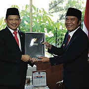 Al Muktabar Terima SK Perpanjangan Jabatan Sebagai Pj Gubernur Banten