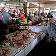 Ketua Deskranasda Bagikan Masker dan Kurma Kepada Pedagang, Tukang Becak, dan Jaga Parkir