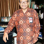 Dua Gajah Bertarung Pelanduk Ambil Untung