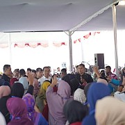 Kemesraan Jokowi Saat Temui Ibu Nasabah PNM Magelang