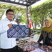 Didampingi PNM Urus Dokumen Usaha, Ibu Rantiyem Mantap Kembangkan dan Wariskan Usaha Batik