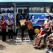 Wujudkan Komitmen Dukungan, Bank Mandiri Berikan Bus Disabilitas ke YPAC
