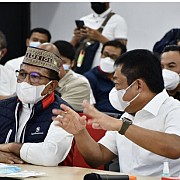 Kunjungi Posko Telkom Cirebon,  Menkominfo: Jadilah Tulang Punggung Digital Indonesia