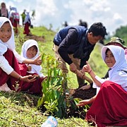 Jaga Keanekaragaman Hayati, Telkom Aktif Lakukan Penanaman Bibit Pohon di Berbagai Daerah