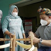 Telkom Dukung UMKM Naung Songket Naik Kelas dengan Digitalisasi