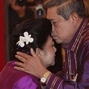 IBU ANI YUDHOYONO dan Kisah “Pelangi di Bola Matamu” dalam Pilpres 2004