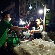 Blusukan Tengah Malam, Fungsionaris PPP ini bagikan Makanan dan Masker ke Pedagang
