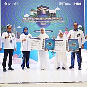 Nasabah Probolinggo Ini Menangis Terharu Saat PNM Berangkatkan Umroh