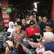 Pj Gubernur Sumsel Agus Fatoni Turun Langsung ke Pasar: Harga Daging Turun, Telur Stabil
