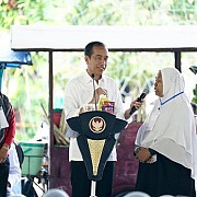 Jokowi Acungkan Jempol Untuk Produk Ibu Sri, Nasabah PNM Mekaar