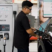 Pemudik Asal Jakarta ke Bangka Berikan Testimoni Positif Pengalamannya Menggunakan EV Saat Charging di SPKLU PLN Babel