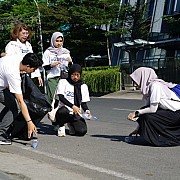 Telkom Gelar Aksi Jalan Santai Sambil Pilah Sampah Plastik dalam Rangkaian GoZero% Goes to Medan