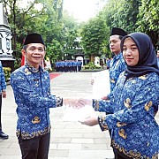 Om Zein Serahkan SK CPNS Formasi 2024: Tantangan Pengabdian sebagai Abdi Negara