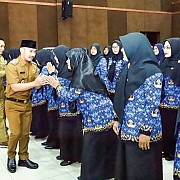 Bupati Ade Kunang Lantik 156 Jabatan Fungsional Guru dan Pengawas Sekolah