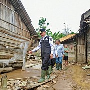 Pj Gubernur Agus Fatoni Salurkan Bantuan Untuk Korban Banjir Di Kabupaten Oku Total Rp 5 Miliar Lebih