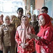 Khawatir Bahaya Jentik Nyamuk Akibat Drainase Tersumbat, Ketua DWP Palembang Janjikan Segera Perbaikan