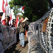 Pemuda dan Mahasiswa Kembali Aksi di Depan KPU,
