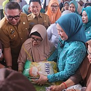 Harga Bersahabat, Pasar Murah di Karanganyar Ramai Diserbu Warga