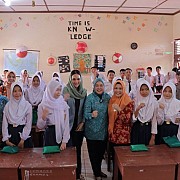 Peduli Sosial dan Dukung Pendidikan, PKK dan DWP Palembang Salurkan Bantuan ke SMPN 26