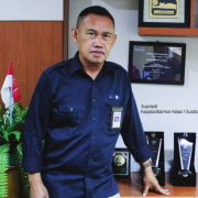 MENGIKIS PADATNYA SPEKTRUM FREKUENSI RADIO DI JAWA TIMUR