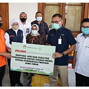 Gubernur Jawa Timur Terima Bantuan APD dan Fasilitas Penginapan untuk Tenaga Medis dari Satgas BUMN Jatim