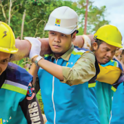 Kiprah PLN Kalselteng Rela Berjalan Kaki Demi Mengaliri Listrik