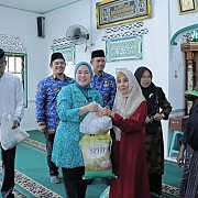 TP PKK Palembang Salurkan Bantuan Rebana dan Sembako, Kunjungi Warga Sakit