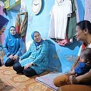 Ketua TP PKK Palembang Salurkan Bantuan Makanan Tambahan bagi Anak Berisiko Stunting