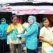 Ketua TP PKK Bagikan Sembako ke Warga TPA Sukawinatan
