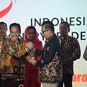 Bupati Banjar Raih Penghargaan certificate Of Visionary Leader Presentation