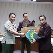 Melawan Covid-19, Yayasan dan Organisasi Kabupaten Banjar Beri Bantuan APD dan Vitamin