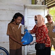 Dharma Wanita Persantuan Kabupaten Banjar Berikan Sembako