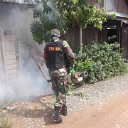 Tak Lupakan DBD, Babinsa Bantu Fogging Desa Kayu Bawang Gambut