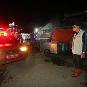 Jaga Pasar Tetap Steril PD. Pasar Bauntung Batuah dan BPBD Banjar Lakukan Penyemprotan Disinfektan Pada Malam Hari