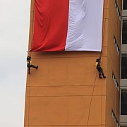 Kibarkan Bendera Merah Putih Tertinggi Di Gedung Kalimantan Selatan