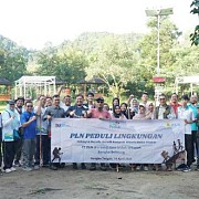 Peduli Lingkungan, PLN BABEL Berkolaborasi dengan Pokdarwis Bersihkan Kawasan Wisata Bukit Pinteir