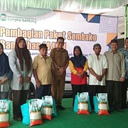 Asisten I Serahkan Paket Bahan Kebutuhan Pokok Dari PT BPRS Babel Ke Mustahik Di Kota Pangkalpinang