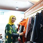 Ketua Kelompok Mekaar Jadi Penggerak Pemberdayaan di Kampung Madani PNM