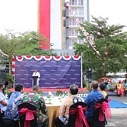 Penurunan Bendera Merah Putih Tertinggi Pertama pada Gedung di Kalsel Sukses dan Lancar