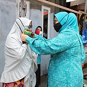 PKK Banjar Bagikan Masker untuk Warga Kecamatan Kertak Hanyar