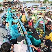 TP PKK Kabupaten Banjar Gencarkan Gebrak Masker di Pasar Terapung Lok Baintan