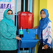 Pemkab Banjar Kembali Bagikan Alat Cuci Tangan Portable ke Pesantren di Martapura