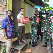 Koramil Karang Intan Bagikan Paket Sembako untuk Warga Terdampak Covid-19