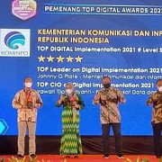 Menkominfo Terima Penghargaan TOP Leader on Digital Implementation 2021